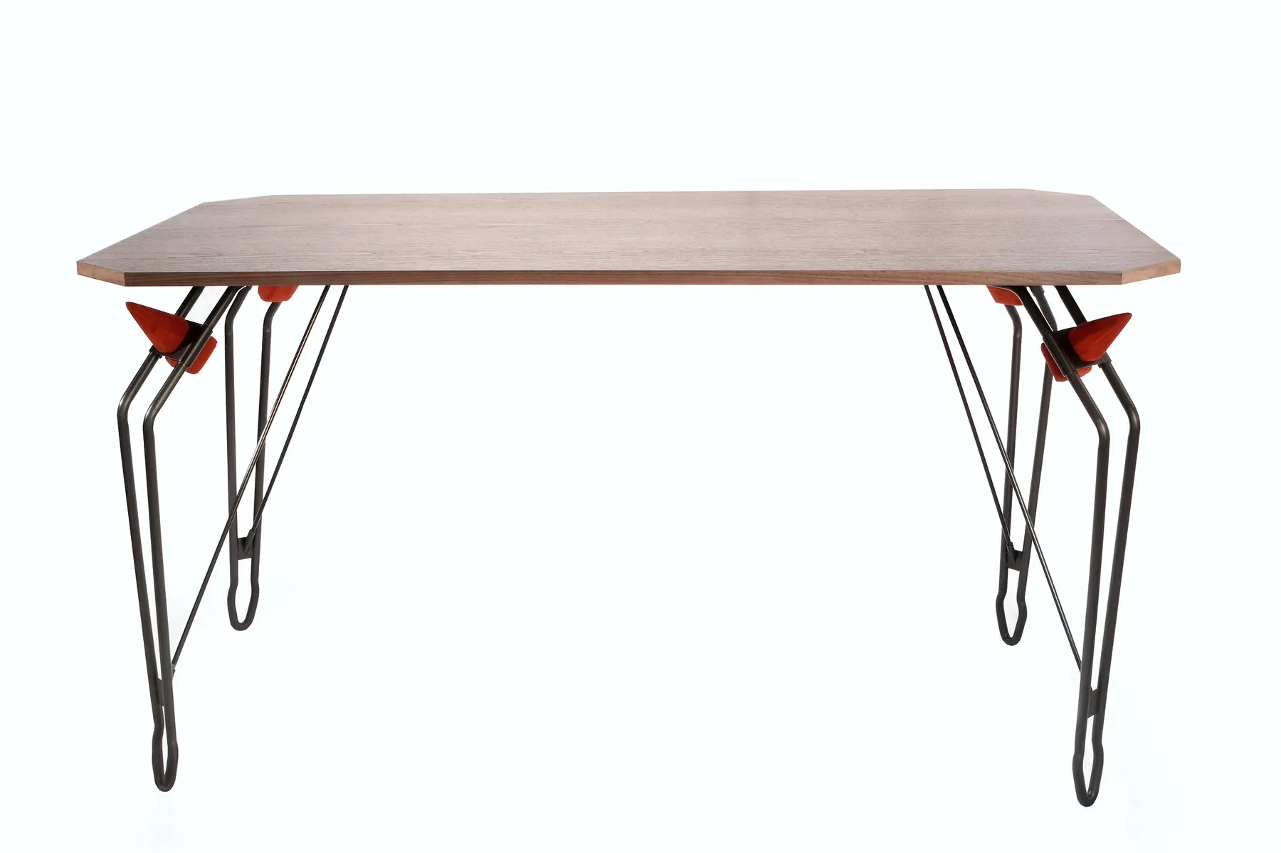 Side view of the dining table with wooden top and black steel legs, Morphit Steel Frame Collection